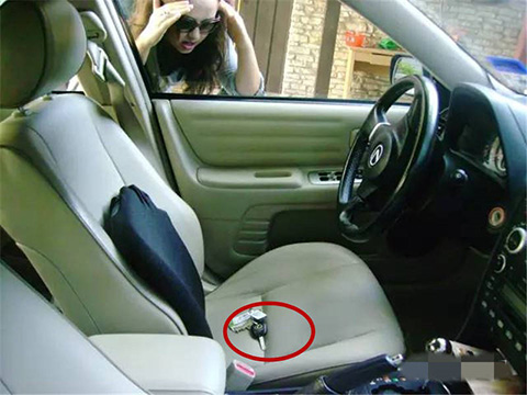 车主汽车钥匙锁在车里了